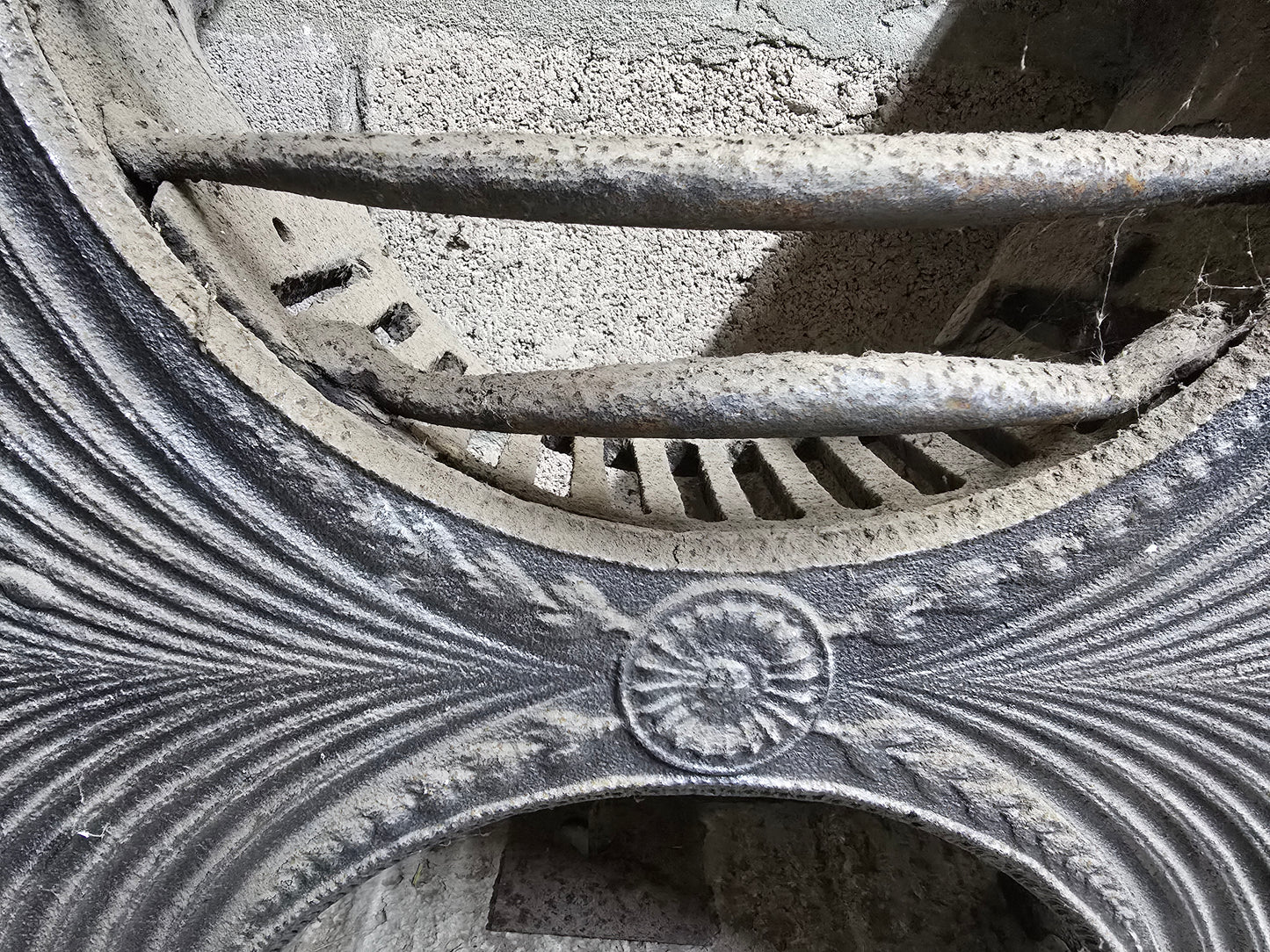 Georgian Cast Iron Fire Grate / Hob Grate with Serpentine Front