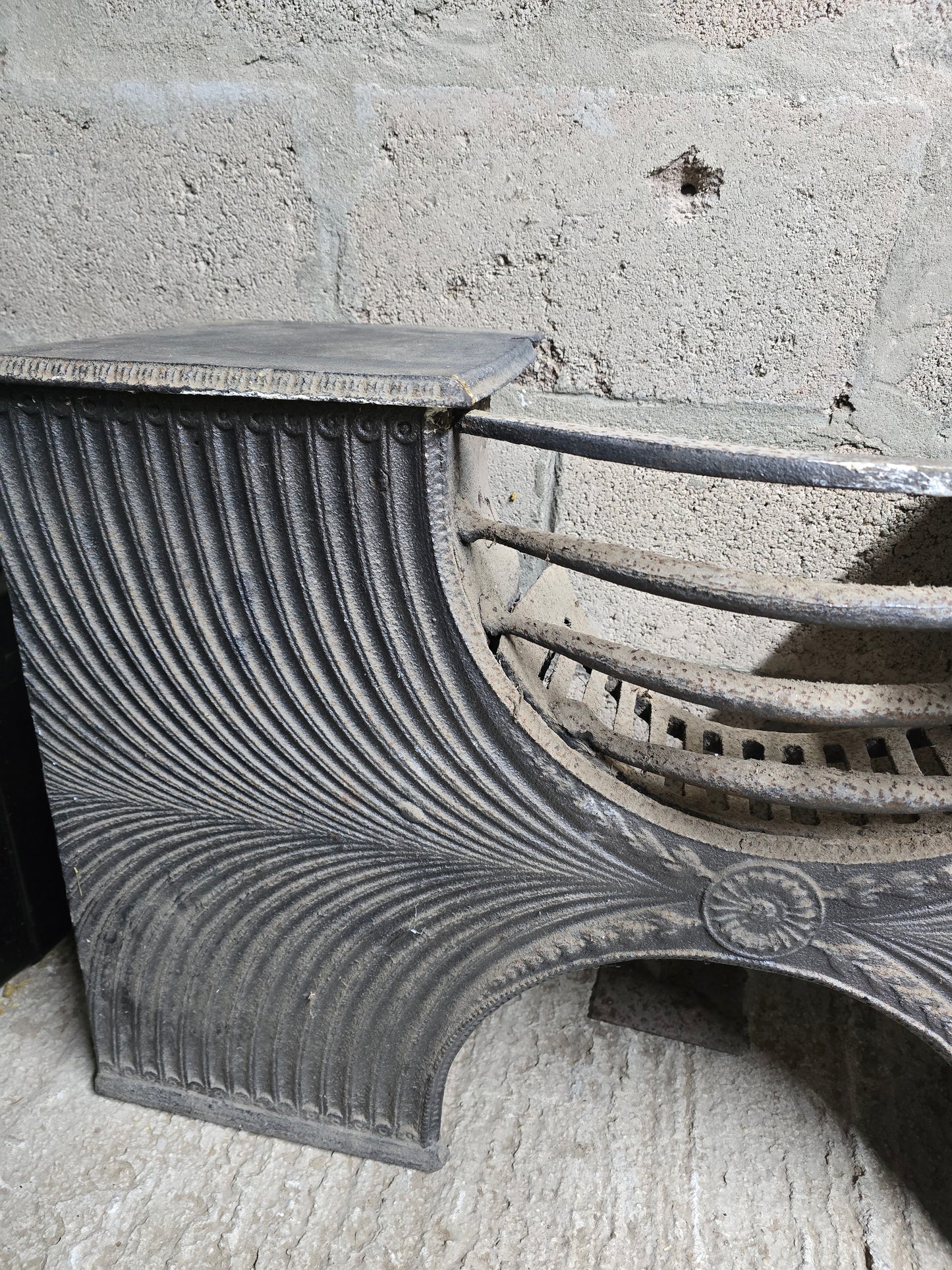 Georgian Cast Iron Fire Grate / Hob Grate with Serpentine Front