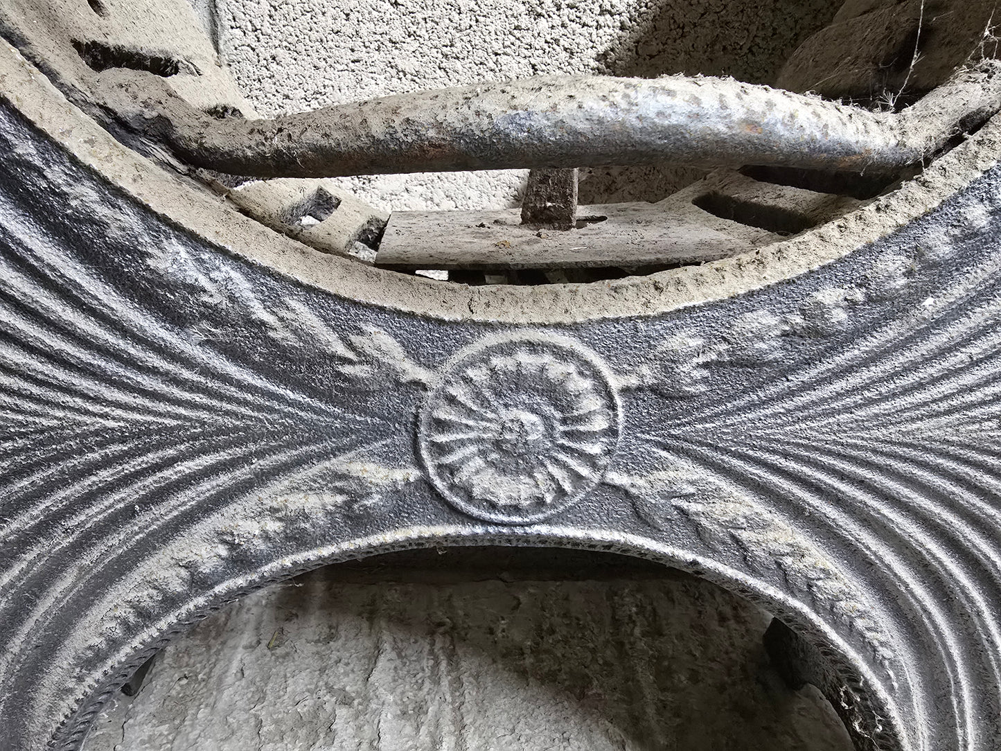 Georgian Cast Iron Fire Grate / Hob Grate with Serpentine Front